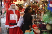 Movimentao de consumidores fazendo compras para o Natal