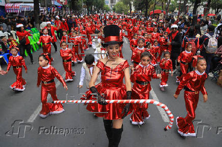 Cientos de bolivianos realzan con un desfile el espritu navideo entre deseos de unidad