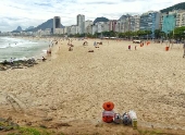 Primeiro dia de vero com com poucos banhistas na praia de Copacabana