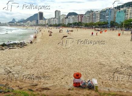 Primeiro dia de vero com com poucos banhistas na praia de Copacabana