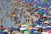 Movimento intenso de banhistas na praia Grande, em Ubatuba (SP)