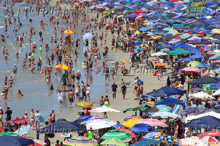 Movimento intenso de banhistas na praia Grande, em Ubatuba (SP)