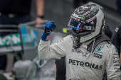 O piloto Valtteri Bottas (FIN) Mercedes comemora a pole position