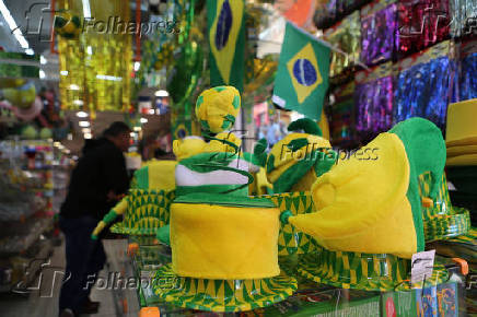 Lojas da regio da rua 25 de Maro, j se preparam para a Copa 2022 