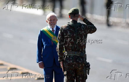 Militar presta continncia ao presidente Lula durante o desfile de 7 de Setembro