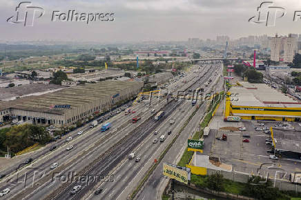 Vista de drone de galpes na beira da BR-116 Rodovia Presidente Dutra