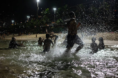 Banhistas no mar do Arpoador, por volta da meia-noite, no Rio