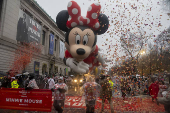 Desfile anual do dia de ao de graas da macy's acontece na cidade de nova york