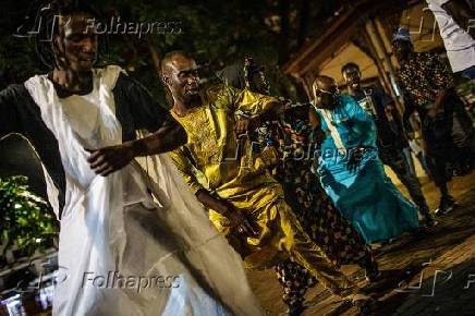 Senegaleses em ritual de vertente do islamismo na praa da Repblica