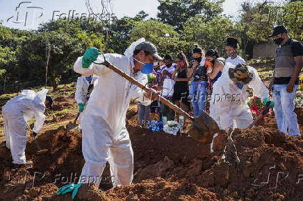 Enterro de vtima de Covid-19 em cemitrio em SP