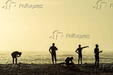 Surfistas na praia do Recreio