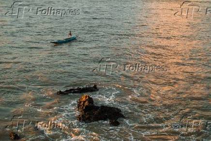 Pescador em praia do Morro de So Paulo, na Ilha de Tinhar, na cidade de Cairu (BA)