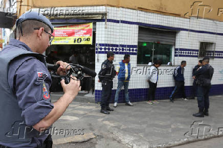 Policiais abordam suspeitos na cracolndia, na regio central em So Paulo