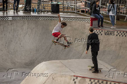 Adolescentes andam de skate no parque Cndido Portinari
