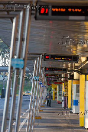 Passageiro no terminal Parque D. Pedro 2 vazio durante a greve de motoristas, em SP