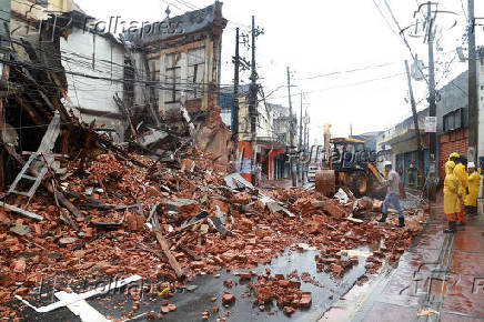 Casas desabam devido  chuva em Salvador