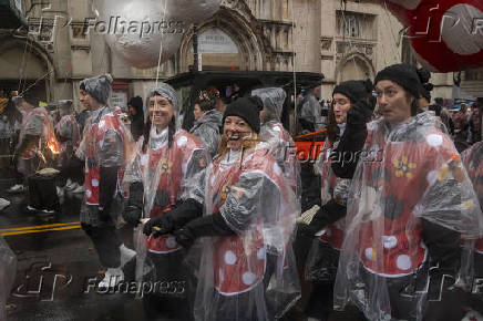 Desfile anual do dia de ao de graas da macy's acontece na cidade de nova york