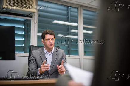O ministro do Meio Ambiente, Ricardo Salles, durante entrevista  Folha