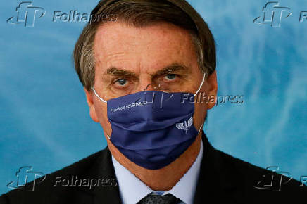 Presidente Jair Bolsonaro usa mscara com seu nome