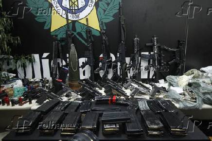 Armas e drogas apreendidos no Jacarezinho, no Rio