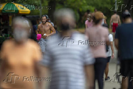 Pessoas fazem exercício físico no Parque do Ibirapuera
