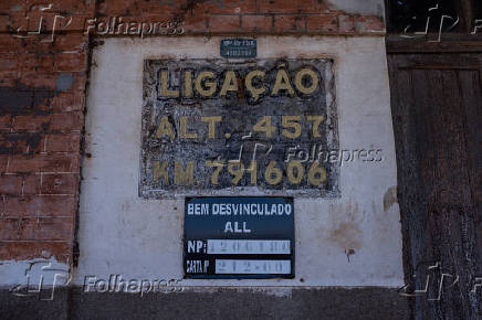 Placa de avisos segue na plataforma, informando a altitude do local e a quilometragem