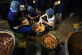 Charitable kitchen provides Ramadan iftar meals in Sanaa