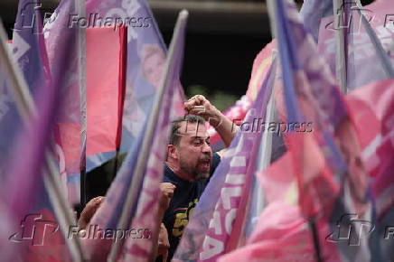 O candidato  prefeitura de SP, Guilherme Boulos, durante caminhada