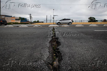 Rachadura no asfalto em viaduto na Vila R, zona leste de So Paulo
