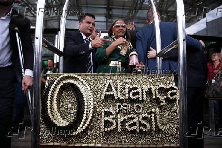 Apoiadores da Aliana pelo Brasil com logo do partido feito de balas