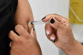 Pessoa tomando a vacina contra o sarampo na UBS Repblica, em SP