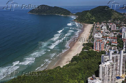 Praia do Tombo e ao fundo Praia do Bueno