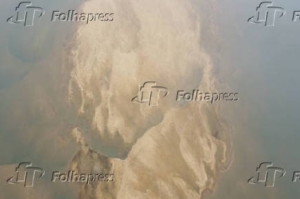 Em meio a fumaa das queimadas grande banco de areia pode ser visto durante a seca que atinge o Rio Branco