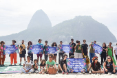 Manifestantes em ato pela Amaznia na praia de Botafogo