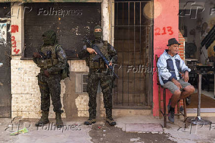 Policiais do COE e Choque realizam buscas da favela do Moinho