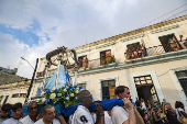 Decenas de devotos veneran a la Virgen de Regla en vsperas del da de la Patrona de Cuba