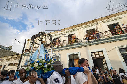 Decenas de devotos veneran a la Virgen de Regla en vsperas del da de la Patrona de Cuba