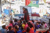 Crianas palestinas recebendo educao dentro de uma tenda escolar.