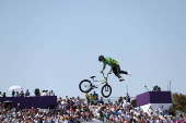 Gustavo Bala Loka compete na final do BMX freestyle