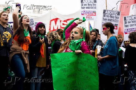Manifestantes contras e pros o aborto durante protesto em Buenos Aires