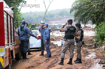 Bombeiros e policiais em local atingido pela tragdia em Brumadinho (MG)