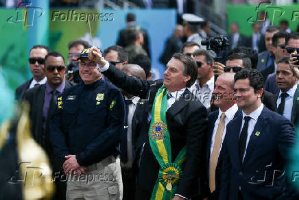 Bolsonaro brinca de reger banda durante desfile de Sete de Setembro