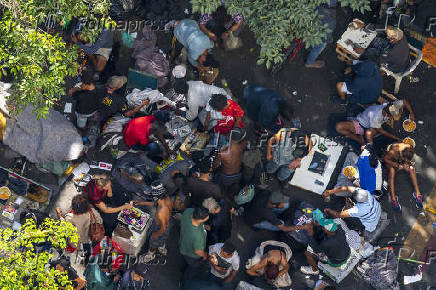 Movimentao de usurios de droga na rua Helvtia, na regio central de So Paulo 