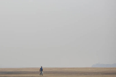 Em meio a fumaa das queimadas e secas,  grande banco de areia pode ser visto  durante a seca que atinge o Rio Branco
