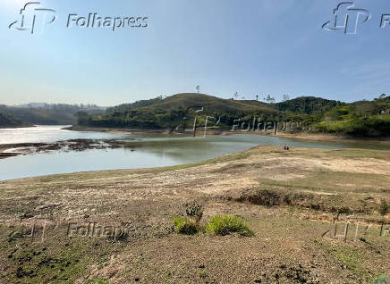 Nvel baixo da Represa de Paraibuna SP