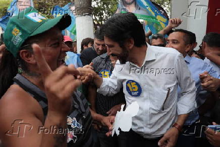 Ricardo Nunes faz caminhada no bairro Jabaquara