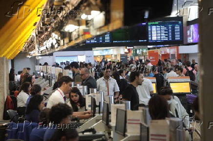 Movimentao intensa de passageiros  no saguo do Aeroporto de Congonhas