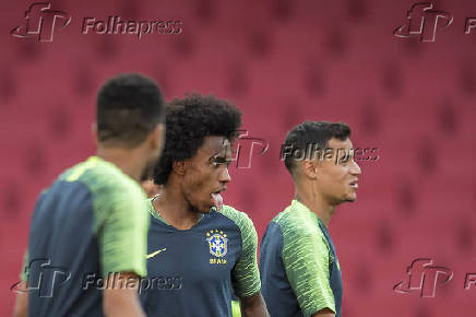 Willian e Coutinho durante treino da seleo brasileira