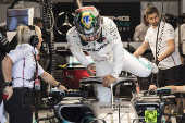 Com capacete em homenagem ao Brasil, Hamilton entra em seu carro para treino livre em Interlagos