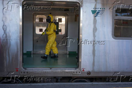 Agentes fazem a desinfeco nos vages de trem, na Central do Brasil, no Rio